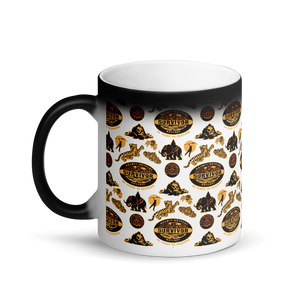 Survivor 20 Years 40 Seasons All Over Black and Yellow Tribal Pattern 11 oz Taza negra que cambia de color