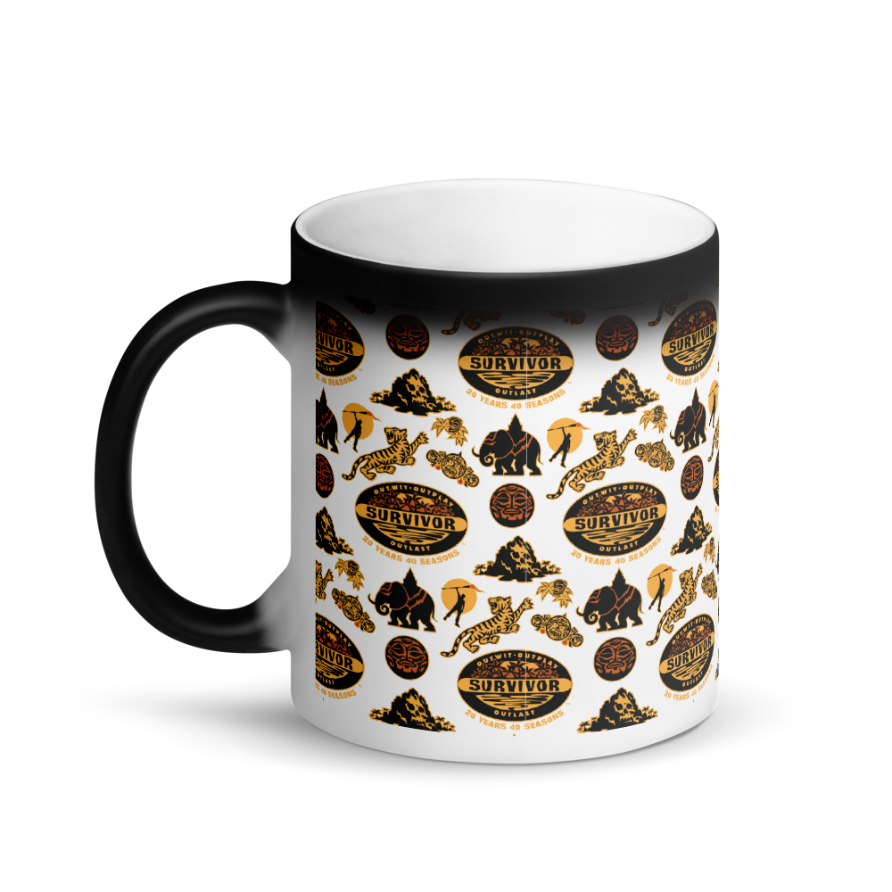 Survivor 20 Years 40 Seasons All Over Black and Yellow Tribal Pattern 11 oz Taza negra que cambia de color